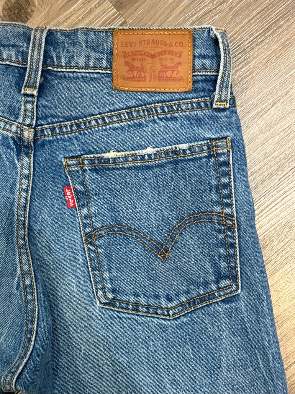 Levi’s Wedgie Straight Jeans 25 Lasting Impression Distressed Raw Hem $98 - Picture 6 of 13